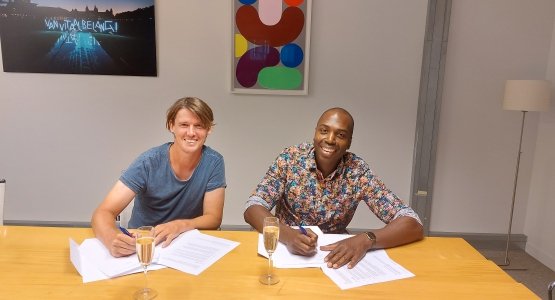 Jan Koning en Steven Brunswijk tekenden vandaag het contract voor de biografie van Steven