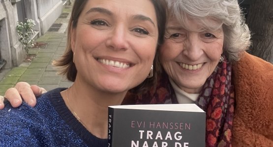 Actrice Marilou Mermans en Evi Hanssen lezen samen het luisterboek 'Traag naar de hemel' in