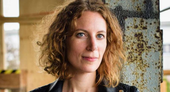 Interview: Karolien Berkvens spreekt Sasha Marianna Salzmann over haar romandebuut 'Buiten mezelf'